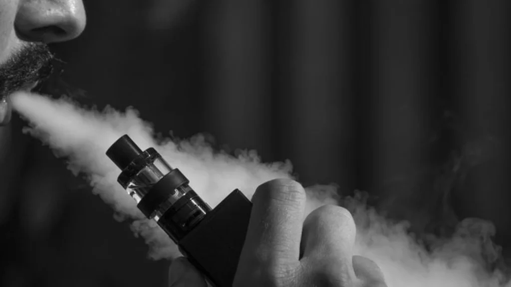 Bahaya Rokok Elektrik bagi Kesehatan Remaja