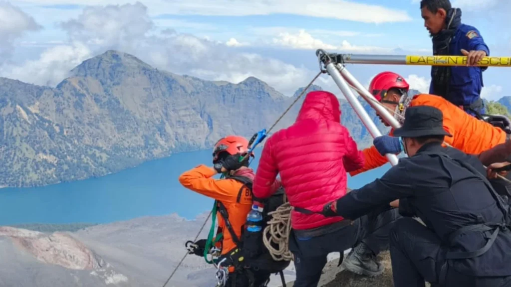 Operasi Penyelamatan Pendaki Brasil di Gunung Rinjani Terus Berlangsung