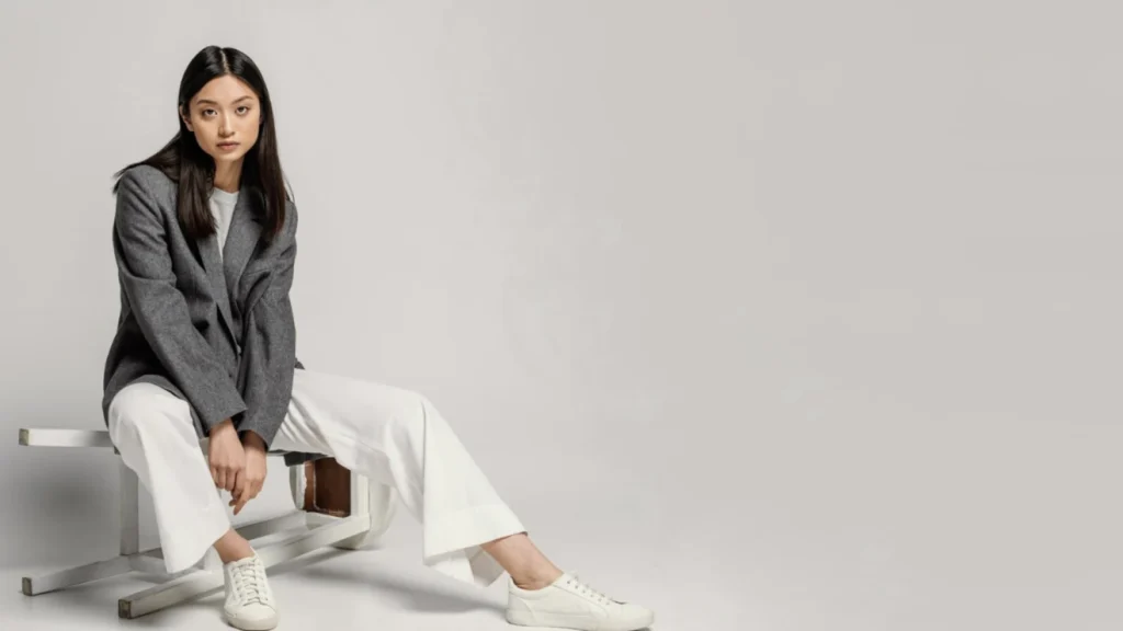 Tips Memadukan Outfit Monokrom ala Selebgram