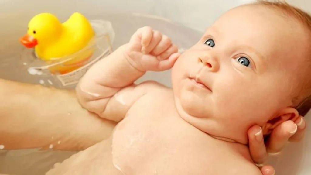 Cara Memandikan Bayi Baru Lahir dengan Aman dan Nyaman