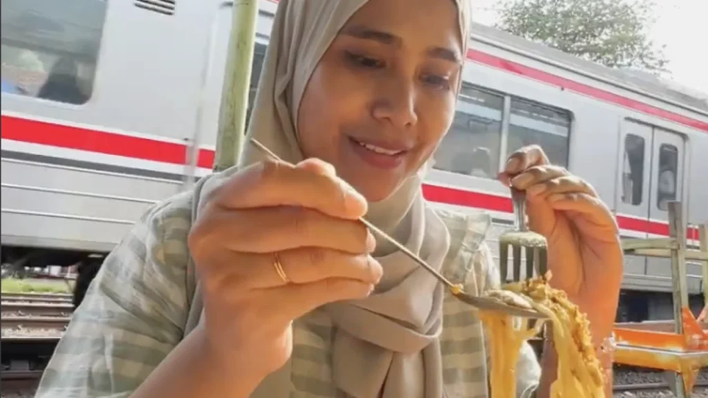 Menikmati Kuliner Menarik di Pinggir Rel Kereta
