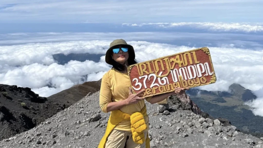 Atiek CB Mendaki Gunung Rinjani dan Inspirasi di Usia 62 Tahun