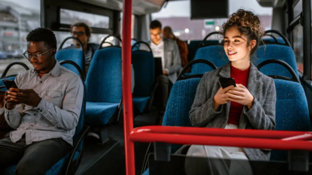 Tips Tetap Stylish Saat Naik Transportasi Umum