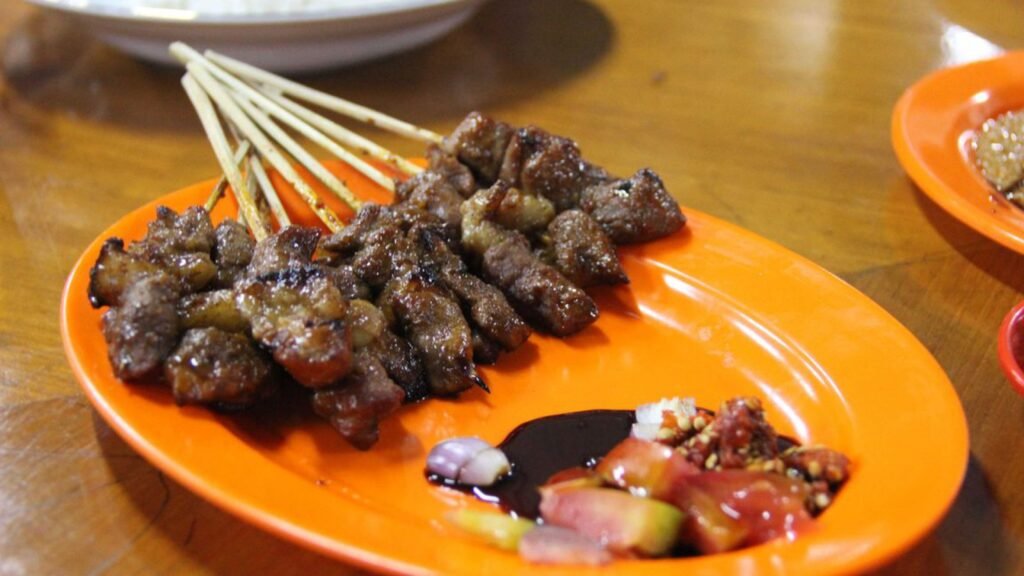 10 Restoran Hidden Gem di Indonesia yang Wajib Dicoba Sebelum 2025