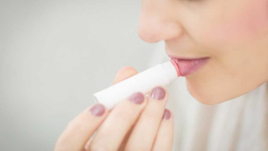 Cara Alami Menjaga Kelembapan Bibir Tanpa Lip Balm
