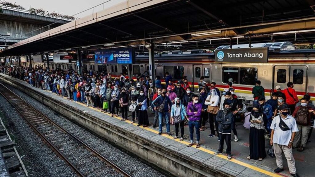 Aksi Nekat Pria di Atas KRL Cikini: Viral dan Mengejutkan
